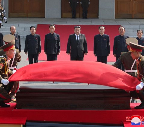 Pemimpin Korea Utara, Kim Jong-un berduka atas kematian sosok pejabat penting negaranya, Kim Ki Nam. Foto-foto yang dirilis kantor berita Korea Utara (KCNA) memperlihatkan Kim Jong-un memimpin langsung upacara pemakaman Kim Ki Nam di Pyongyang, pada Kamis (9/5/2024). Foto: KCNA/AFP