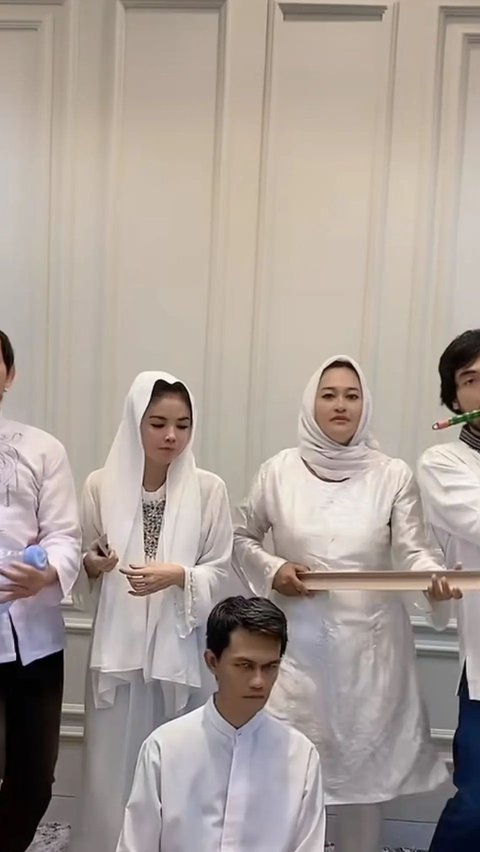 Lihat saja di ruang utama yang mengusung konsep minimalis dan elegan lewat wara putih.