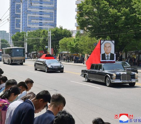 FOTO: Momen Kim Jong-un Berduka Saat Sosok Penting Korea Utara Meninggal Dunia, Antar Sampai Liang Pemakaman