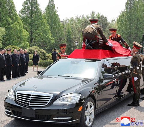 FOTO: Momen Kim Jong-un Berduka Saat Sosok Penting Korea Utara Meninggal Dunia, Antar Sampai Liang Pemakaman