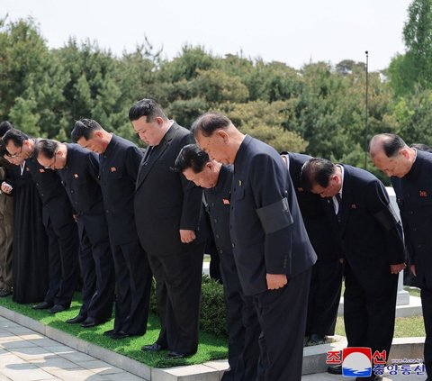 FOTO: Momen Kim Jong-un Berduka Saat Sosok Penting Korea Utara Meninggal Dunia, Antar Sampai Liang Pemakaman