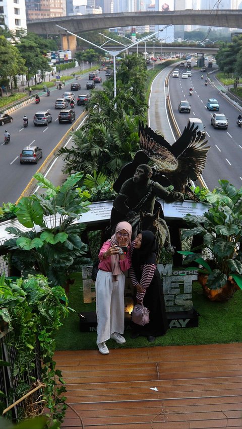 FOTO: Penampakan JPO Phinisi Bak Hutan Belantara Dipenuhi Daun dan Akar Pohon, Jadi Spot Foto Unik