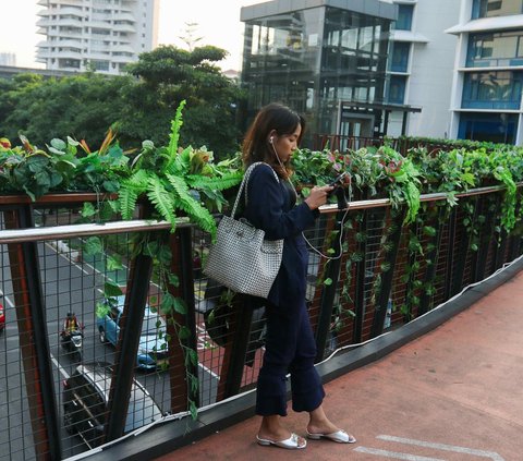 FOTO: Penampakan JPO Phinisi Bak Hutan Belantara Dipenuhi Daun dan Akar Pohon, Jadi Spot Foto Unik