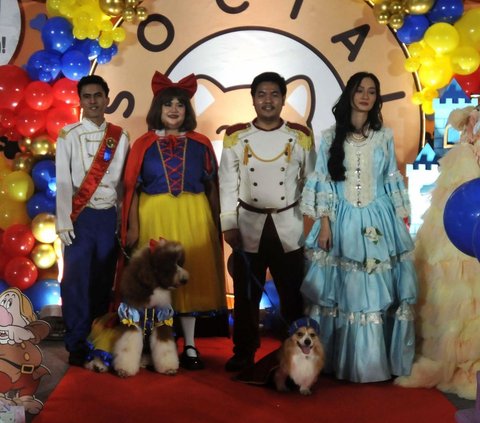 Anjing Jesslyn (kiri) dan Rocky (kanan) mengenakan kostum ala karakter Disney saat pesta perayaan ulang tahun mereka di sebuah mal di Jakarta, Jumat (10/5/2024). Pesta ulang tahun kedua anjing menggemaskan ini dimeriahkan parade busana yang dihadiri ratusan anjing berbagai ras. Merdeka.com/Imam Buhori