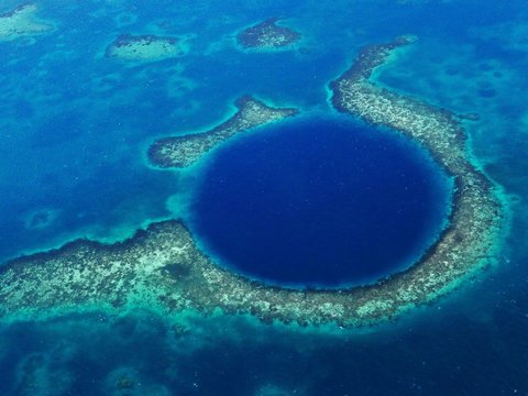 Diver Solves Mystery of the 'Great Blue Hole' Bottom, Discovers This Chilling Thing