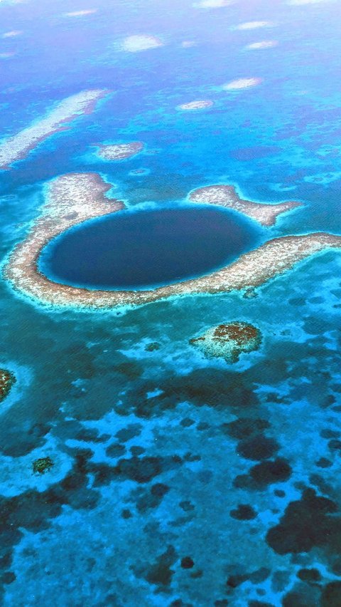 Diver Solves Mystery of the 'Great Blue Hole' Bottom, Discovers This Chilling Thing