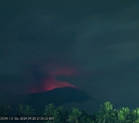 Erupsi Gunung Ibu Ciptakan Badai Petir Vulkanik