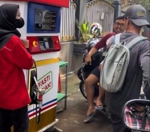 Tired of Pushing the Motorcycle Out of Gas, Motorcyclist Gets Pranked When Stopping at a Pertamini, Turns Out Pertamilk Sells Milk