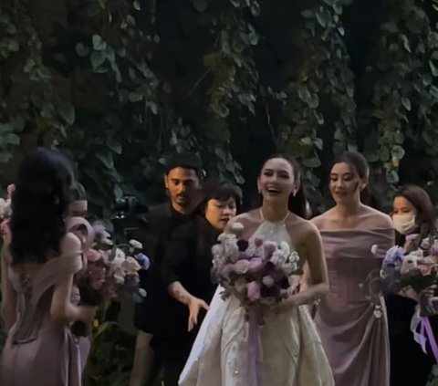 8 Portraits of Mahalini and Rizky Febian's Expensive Bridesmaids at the Reception Night that is Equally Stunning as the Bride