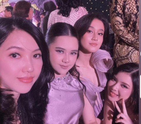 8 Portraits of Mahalini and Rizky Febian's Expensive Bridesmaids at the Reception Night that is Equally Stunning as the Bride