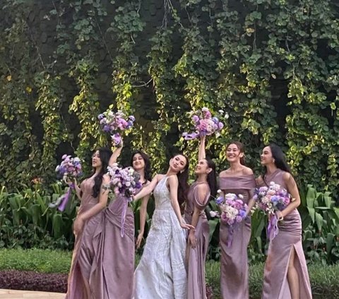 8 Portraits of Mahalini and Rizky Febian's Expensive Bridesmaids at the Reception Night that is Equally Stunning as the Bride