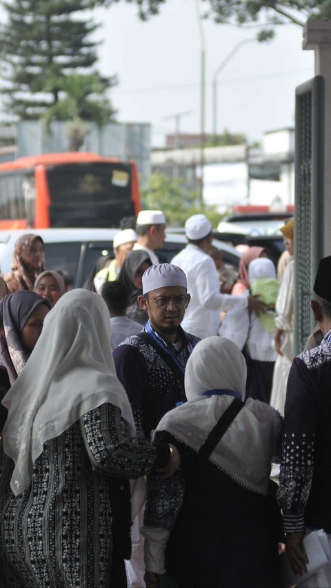 FOTO: Tiba di Asrama Pondok Gede, Jemaah Haji Kloter Pertama Siap Diberangkatkan ke Tanah Suci