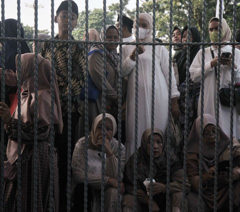 FOTO: Tiba di Asrama Pondok Gede, Jemaah Haji Kloter Pertama Siap Diberangkatkan ke Tanah Suci