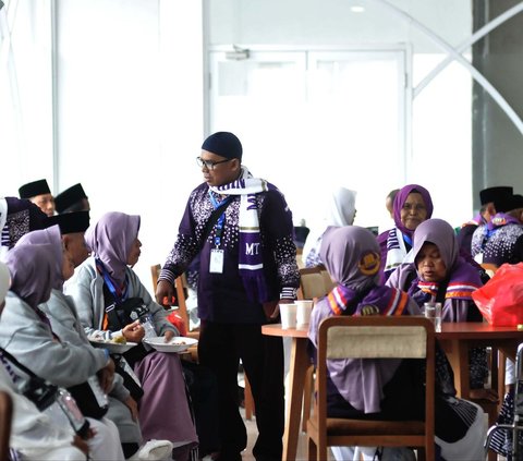 FOTO: Tiba di Asrama Pondok Gede, Jemaah Haji Kloter Pertama Siap Diberangkatkan ke Tanah Suci