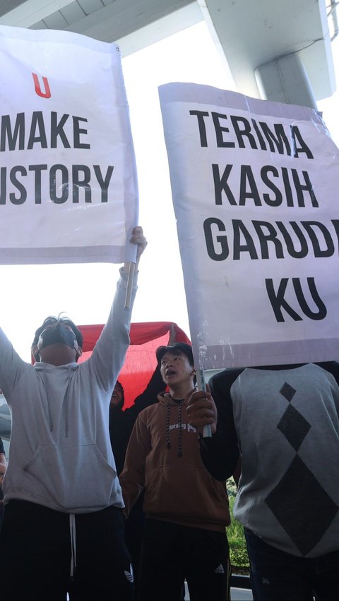 Spanduk 'U Make History' dan Terima kasih Garudaku' dibentangkan para suporter untuk menyambut Rizky Ridho dkk. Foto: Bola.com/M Iqbal Ichsan