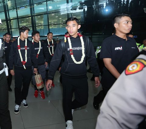 FOTO: Momen Timnas Indonesia U-23 Disambut Antusias Suporter Saat Tiba di Tanah Air