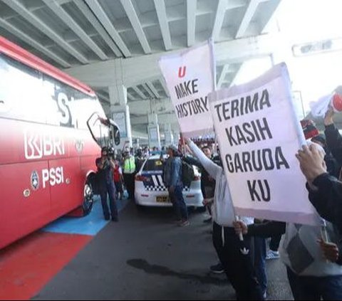 FOTO: Momen Timnas Indonesia U-23 Disambut Antusias Suporter Saat Tiba di Tanah Air