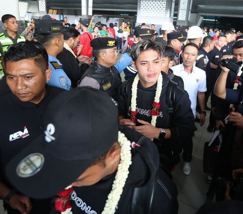 Timnas Indonesia U-23 memakai kalung bunga sebagai sambutan selamat datang di Tanah Air, setibanya di Terminal 3 Bandara Soekarno-Hatta, Sabtu (11/5/2024). Kedatangan tim asuhan Shin Tae-yong di Tanah Air ini mendapat sambutan antusias dari sekelompok suporter Ultras Garuda.  Foto: Bola.com/M Iqbal Ichsan