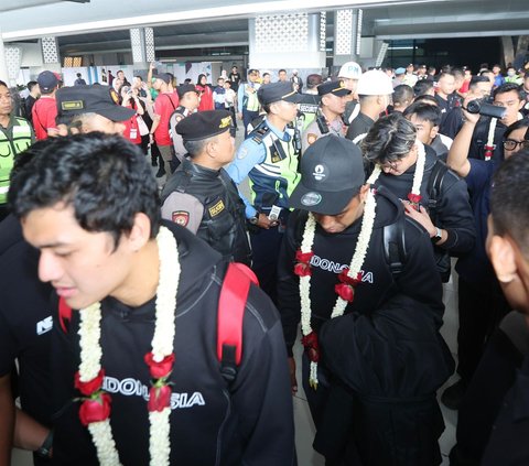FOTO: Momen Timnas Indonesia U-23 Disambut Antusias Suporter Saat Tiba di Tanah Air