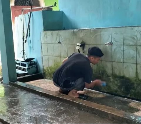 Viral Youth Travels to Clean Mosque Toilets, Now Receives Many Offers for Free Umrah and Hajj