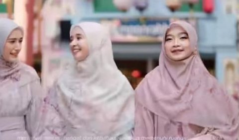 Selain sebagai selebriti, Bella juga terlibat dalam dunia fashion, khususnya dalam busana muslimah.