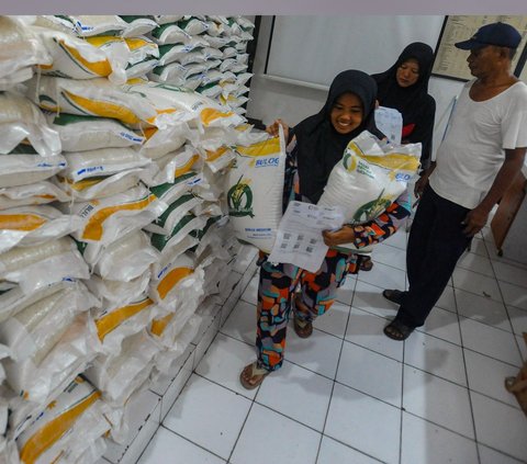 Warga menerima bantuan sosial beras saat penyaluran bantuan cadangan pangan di kantor Kelurahan Meruyung, Depok, Sabtu  (11/5/2024). Pemerintah kembali menyalurkan bantuan pangan beras 10 kilogram dari Cadangan Beras Pemerintah (CBP) tahap dua (April, Mei, Juni) kepada sebanyak 22 juta Keluarga Penerima Manfaat (KPM). Merdeka.com/Arie Basuki<br>