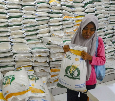 FOTO: Semringah Warga Menerima Bantuan Cadangan Pangan Beras 10 Kg