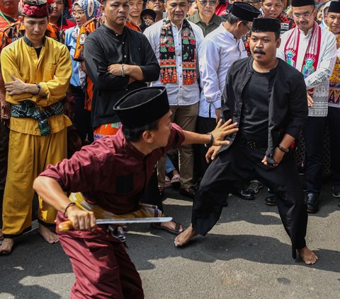 Warga menampilkan pertunjukan palang pintu khas Betawi saat pembukaan Lebaran Tenabang 2024 di Tanah Abang, Jakarta Pusat, Sabtu (11/5/2024). Lebaran Tenabang merupakan gelaran tahunan warga Tanah Abang yang menampilkan beragam budaya khas Betawi. Liputan6.com/Angga Yuniar