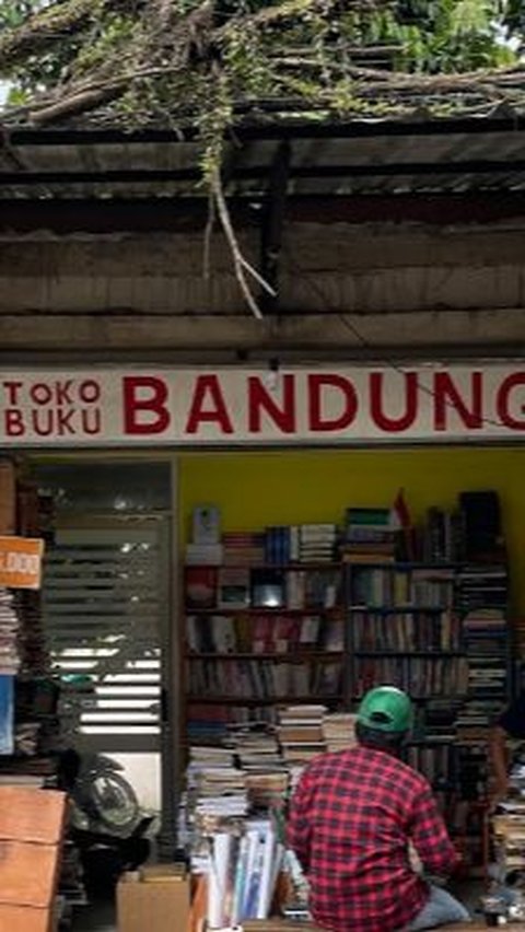 Medsos Bikin Minat Baca Turun, Warga Bandung Ini Pilih Dirikan Toko Buku yang Bikin Nyaman Pengunjung