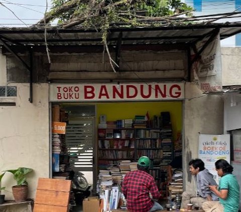 Medsos Bikin Minat Baca Turun, Warga Bandung Ini Pilih Dirikan Toko Buku yang Bikin Nyaman Pengunjung