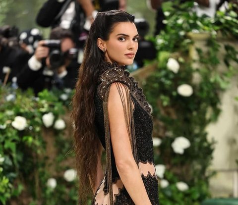 Imitate Kendall Jenner's Hairstyle at the 2024 Met Gala with a Simple Twist