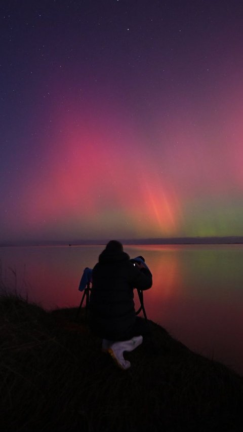 Aurora Australis dengan pancaran cahaya hijau, jingga, merah, dan ungu ini dipicu oleh badai Matahari ekstrem.