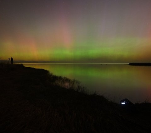 FOTO: Penampakan Aurora Langka Dipicu Badai Matahari Ekstrem Hiasi Langit Selandia Baru