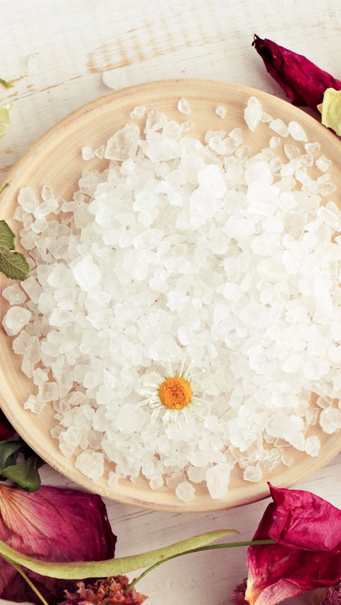 Routine Scrubbing with Sea Salt, for More Glowing Skin