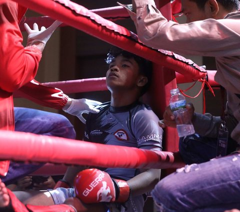 FOTO: Aksi Petarung Muda Bertanding dalam Kejurnas MMA U-18 di Jakarta