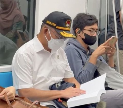 Tanpa Sirine Mobil Pengawal, Sosok Menteri ini Pilih Naik MRT lalu Jalan Kaki Berangkat ke Kantor