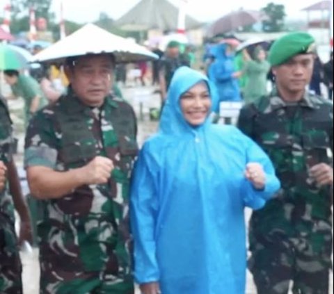Momen Istri Kasad Hujan-hujanan Pakai Jas Hujan Dampingi Suami, Sang Jenderal Pakai Topi Caping Turun ke Sawah