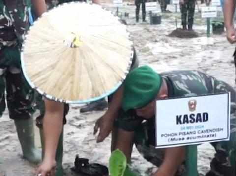 Momen Istri Kasad Hujan-hujanan Pakai Jas Hujan Dampingi Suami, Sang Jenderal Pakai Topi Caping Turun ke Sawah