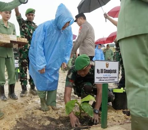 Momen Istri Kasad Hujan-hujanan Pakai Jas Hujan Dampingi Suami, Sang Jenderal Pakai Topi Caping Turun ke Sawah