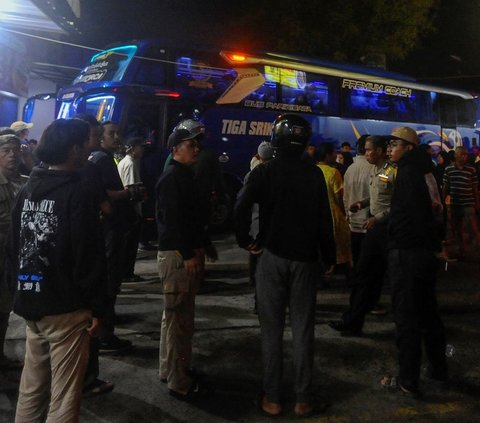 Dua bus yang selamat itu tiba di Limo, Depok sekitar pukul 04.59 WIB. <br><br>Kedatangan bus tampak dikawal Satuan Lalulintas Polres Metro Depok. Foto: merdeka.com / Arie Basuki<br>
