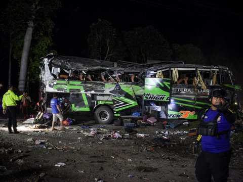 FOTO: Kondisi Bus Rombongan Siswa SMK Lingga Kencana Depok yang Terguling di Ciater, Sisi Kanan Ringsek Parah