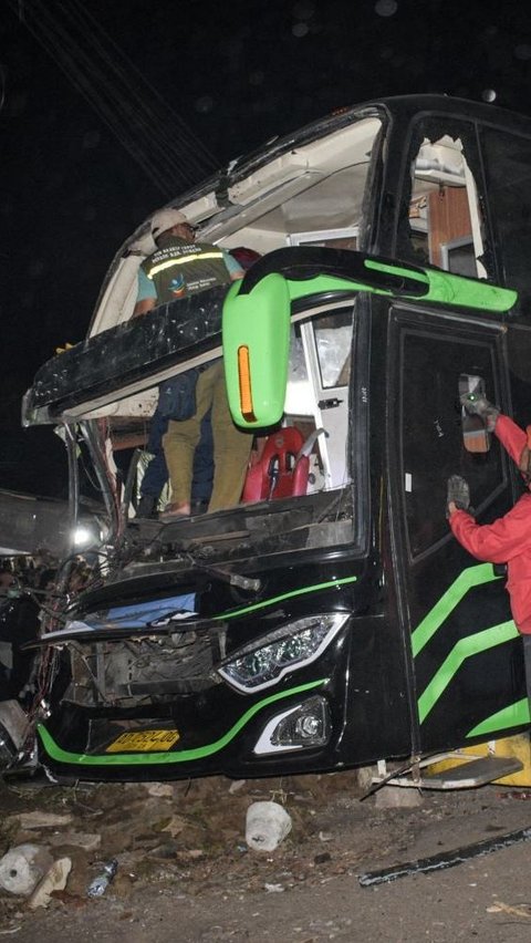 FOTO: Kondisi Bus Rombongan Siswa SMK Lingga Kencana Depok yang Terguling di Ciater, Sisi Kanan Ringsek Parah