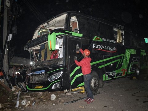 FOTO: Kondisi Bus Rombongan Siswa SMK Lingga Kencana Depok yang Terguling di Ciater, Sisi Kanan Ringsek Parah