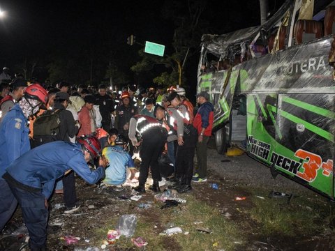 FOTO: Kondisi Bus Rombongan Siswa SMK Lingga Kencana Depok yang Terguling di Ciater, Sisi Kanan Ringsek Parah