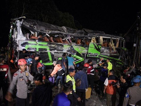 FOTO: Kondisi Bus Rombongan Siswa SMK Lingga Kencana Depok yang Terguling di Ciater, Sisi Kanan Ringsek Parah