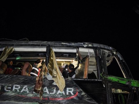 FOTO: Kondisi Bus Rombongan Siswa SMK Lingga Kencana Depok yang Terguling di Ciater, Sisi Kanan Ringsek Parah