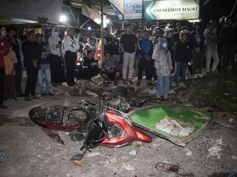 FOTO: Kondisi Bus Rombongan Siswa SMK Lingga Kencana Depok yang Terguling di Ciater, Sisi Kanan Ringsek Parah