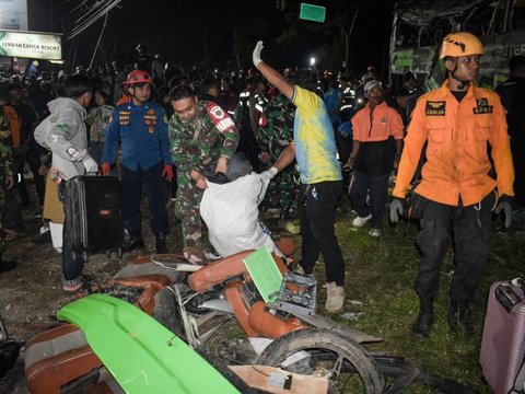 FOTO: Kondisi Bus Rombongan Siswa SMK Lingga Kencana Depok yang Terguling di Ciater, Sisi Kanan Ringsek Parah