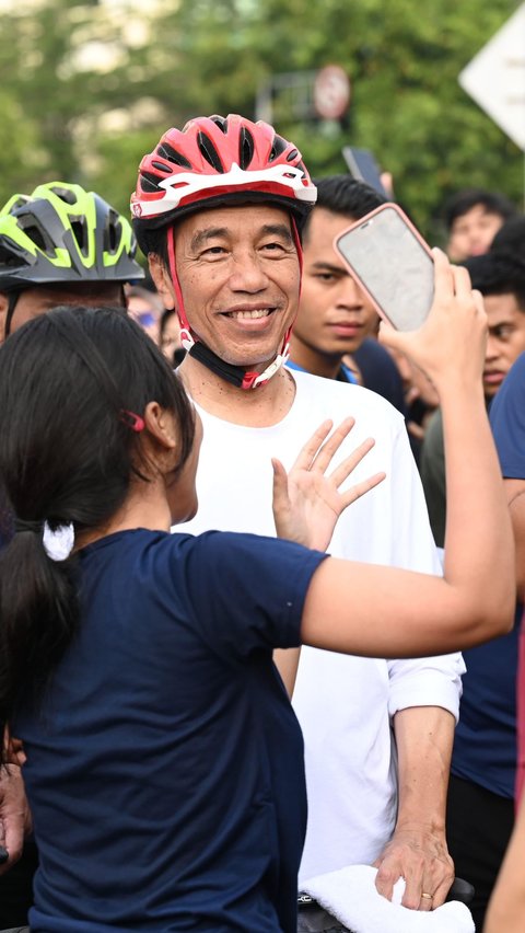 Jokowi Gowes Sepeda Kayu di CFD Jakarta, Warga Ramai-Ramai Minta Foto
