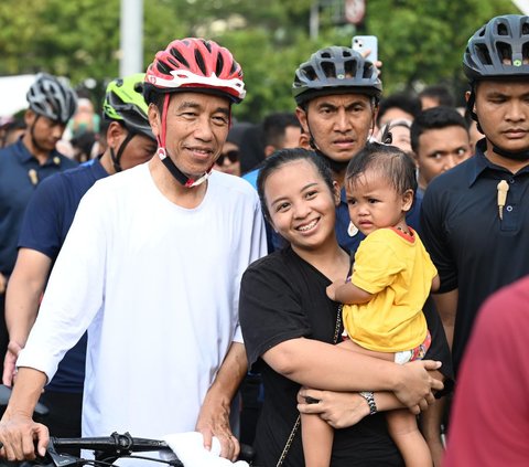 Jokowi Gowes Sepeda Kayu di CFD Jakarta, Warga Ramai-Ramai Minta Foto